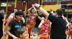 Foto de la galería: Federal de Básquet: festejo en el Templo posadeño con Tokio a cuartos