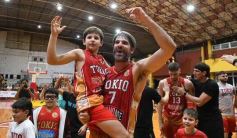 Foto de la galería: Federal de Básquet: festejo en el Templo posadeño con Tokio a cuartos