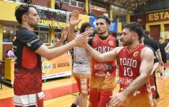 Foto de la galería: Federal de Básquet: festejo en el Templo posadeño con Tokio a cuartos