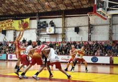Foto de la galería: Federal de Básquet: festejo en el Templo posadeño con Tokio a cuartos