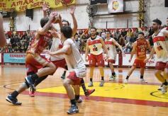 Foto de la galería: Federal de Básquet: festejo en el Templo posadeño con Tokio a cuartos