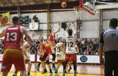 Foto de la galería: Federal de Básquet: festejo en el Templo posadeño con Tokio a cuartos