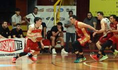 Foto de la galería: Federal de Básquet: festejo en el Templo posadeño con Tokio a cuartos