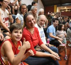 Foto de la galería: Federal de Básquet: festejo en el Templo posadeño con Tokio a cuartos