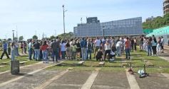 Foto de la galería: Unidos por Juan Cruz y Luca, familiares y amigos compartieron un emotivo homenaje en la Costanera