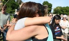Foto de la galería: Unidos por Juan Cruz y Luca, familiares y amigos compartieron un emotivo homenaje en la Costanera