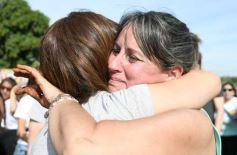 Foto de la galería: Unidos por Juan Cruz y Luca, familiares y amigos compartieron un emotivo homenaje en la Costanera