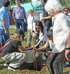 Foto de la galería: Unidos por Juan Cruz y Luca, familiares y amigos compartieron un emotivo homenaje en la Costanera
