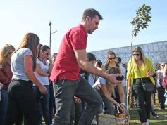 Foto de la galería: Unidos por Juan Cruz y Luca, familiares y amigos compartieron un emotivo homenaje en la Costanera