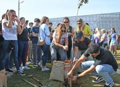 Foto de la galería: Unidos por Juan Cruz y Luca, familiares y amigos compartieron un emotivo homenaje en la Costanera