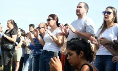 Foto de la galería: Unidos por Juan Cruz y Luca, familiares y amigos compartieron un emotivo homenaje en la Costanera