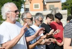 Foto de la galería: Unidos por Juan Cruz y Luca, familiares y amigos compartieron un emotivo homenaje en la Costanera