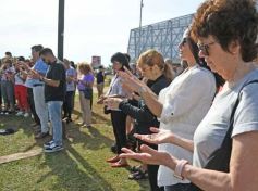 Foto de la galería: Unidos por Juan Cruz y Luca, familiares y amigos compartieron un emotivo homenaje en la Costanera