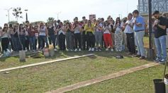 Foto de la galería: Unidos por Juan Cruz y Luca, familiares y amigos compartieron un emotivo homenaje en la Costanera