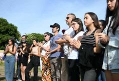Foto de la galería: Unidos por Juan Cruz y Luca, familiares y amigos compartieron un emotivo homenaje en la Costanera