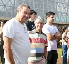 Foto de la galería: Unidos por Juan Cruz y Luca, familiares y amigos compartieron un emotivo homenaje en la Costanera