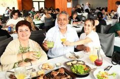 Foto de la galería: Día del Padre en Posadas: para muchos con mesa familiar afuera en el agasajo a los papás