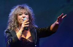 Sixto Fotografías. Sociedad. Parque del Conocimiento - Cantoras Misioneras: Susana Moreno en una noche de folclore, tango y homenaje en el Teatro de Prosa