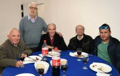 Foto de la galería: Merecido agasajo y afecto se sumaron a los 53 años de Fórmula Tuerca del histórico conductor Carlos Garcia Coni