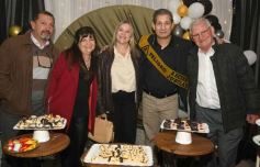 Foto de la galería: Con broche de oro, el Profe Julio César Viñales le puso fiesta a su jubilación