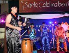 Foto de la galería: Anticipando la fiesta de los estudiantes, el Santa Catalina presentó su competencia de bandas