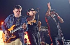 Sixto Fotografías. Sociedad. Música - Con el rock presente, Al caer el sol dejó otro encuentro de lujo en el Brete