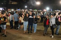 Sixto Fotografías. Sociedad. Día del Amigo - Festival Una+:  otra de las juntadas y diversión que tuvieron los amigos en la ciudad