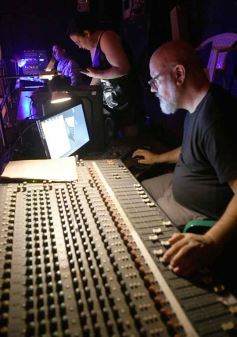 Foto de la galería: A sala llena, todo el éxito del debut de Antisiesta en el teatro