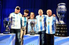 Sixto Fotografías. Deportes. Copa Argentina - Visita histórica: las copas de la Scaloneta dejaron otro recuerdo inolvidable en su paso por la tierra colorada 