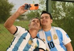 Foto de la galería: Visita histórica: las copas de la Scaloneta dejaron otro recuerdo inolvidable en su paso por la tierra colorada 