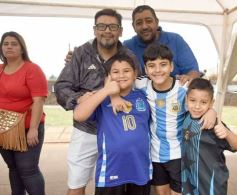Foto de la galería: Visita histórica: las copas de la Scaloneta dejaron otro recuerdo inolvidable en su paso por la tierra colorada 