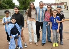 Foto de la galería: Visita histórica: las copas de la Scaloneta dejaron otro recuerdo inolvidable en su paso por la tierra colorada 