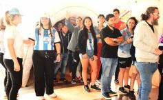 Foto de la galería: Visita histórica: las copas de la Scaloneta dejaron otro recuerdo inolvidable en su paso por la tierra colorada 