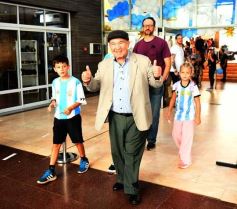 Foto de la galería: Visita histórica: las copas de la Scaloneta dejaron otro recuerdo inolvidable en su paso por la tierra colorada 