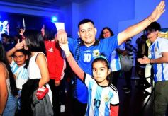 Foto de la galería: Visita histórica: las copas de la Scaloneta dejaron otro recuerdo inolvidable en su paso por la tierra colorada 