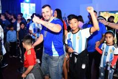 Foto de la galería: Visita histórica: las copas de la Scaloneta dejaron otro recuerdo inolvidable en su paso por la tierra colorada 