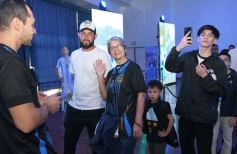 Foto de la galería: Visita histórica: las copas de la Scaloneta dejaron otro recuerdo inolvidable en su paso por la tierra colorada 