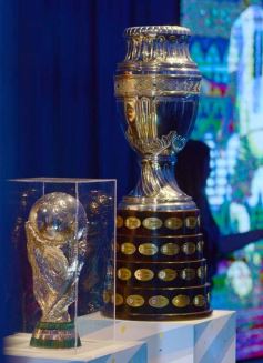 Foto de la galería: Visita histórica: las copas de la Scaloneta dejaron otro recuerdo inolvidable en su paso por la tierra colorada 