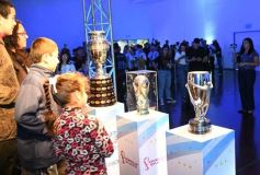 Foto de la galería: Visita histórica: las copas de la Scaloneta dejaron otro recuerdo inolvidable en su paso por la tierra colorada 