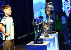 Foto de la galería: Visita histórica: las copas de la Scaloneta dejaron otro recuerdo inolvidable en su paso por la tierra colorada 