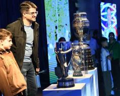 Foto de la galería: Visita histórica: las copas de la Scaloneta dejaron otro recuerdo inolvidable en su paso por la tierra colorada 