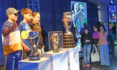 Foto de la galería: Visita histórica: las copas de la Scaloneta dejaron otro recuerdo inolvidable en su paso por la tierra colorada 