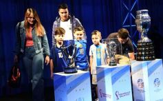 Foto de la galería: Visita histórica: las copas de la Scaloneta dejaron otro recuerdo inolvidable en su paso por la tierra colorada 