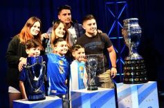 Foto de la galería: Visita histórica: las copas de la Scaloneta dejaron otro recuerdo inolvidable en su paso por la tierra colorada 