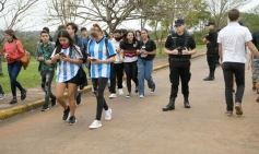 Foto de la galería: Visita histórica: las copas de la Scaloneta dejaron otro recuerdo inolvidable en su paso por la tierra colorada 