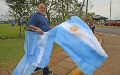 Foto de la galería: Visita histórica: las copas de la Scaloneta dejaron otro recuerdo inolvidable en su paso por la tierra colorada 