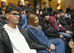 Foto de la galería: Ciberseguridad y redes sociales: estudiantes misioneros participaron de una charla-debate en la Legislatura