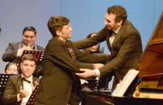 Foto de la galería: En violín y piano, el Teatro Lirico invitó a una noche con Mozart en Posadas