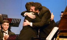 Foto de la galería: En violín y piano, el Teatro Lirico invitó a una noche con Mozart en Posadas