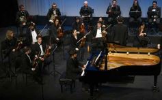 Foto de la galería: En violín y piano, el Teatro Lirico invitó a una noche con Mozart en Posadas